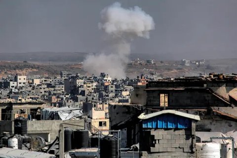 Hingga kini, jumlah korban tewas warga Palestina di Jalur Gaza telah meningkat menjadi sedikitnya 57.523 jiwa. Sementara 136.617 lainnya terluka sejak konflik antara Hamas dan Israel memanas pada 7 Oktober 2023. (Bashar TALEB/AFP)