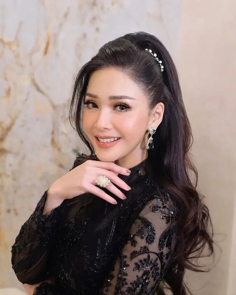 Model Dress Brokat Hitam Maia Estianty