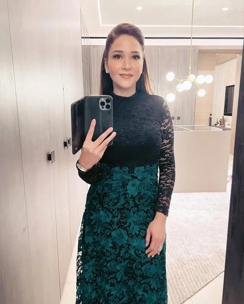 Model Dress Brokat Hitam Maia Estianty