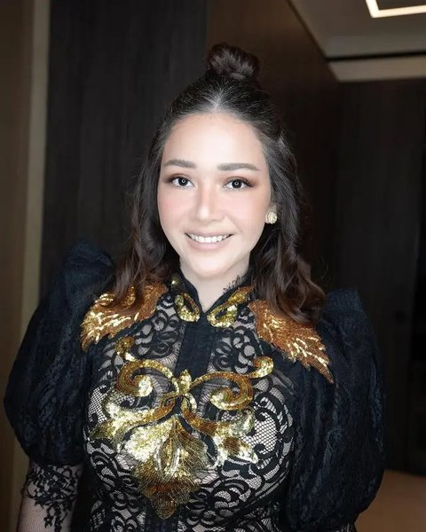 Model Dress Brokat Hitam Maia Estianty