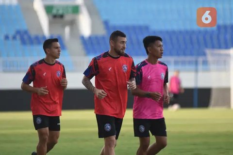 Penyerang Oxford United, Ole Romeny, mengalami cedera saat timnya bersua Arema FC pada laga lanjutan Grup A Piala Presiden 2025 di Stadion Si Jalak Harupat, Kabupaten Bandung, Kamis (10/7/