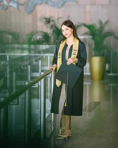 Gaya Anak Cut Tary Wisuda SMA Jadi Sorotan
