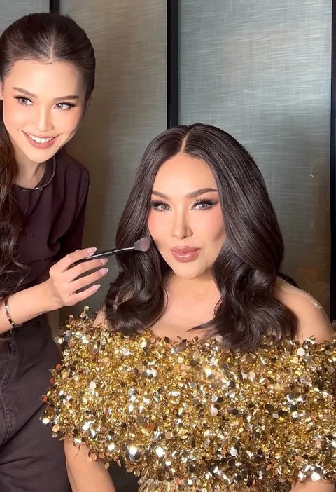 6 Outfit Manggung Titi DJ, Elegan dan Penuh Pesona di Usia 59 Tahun (sumber: Instagram/teamtitidj)
