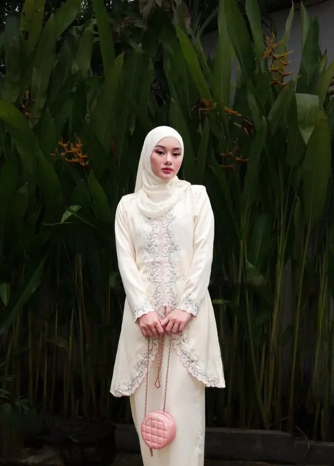 Gaun Long Dress Simpel Anggun ala Dinda Hauw (sumber: suara.com)