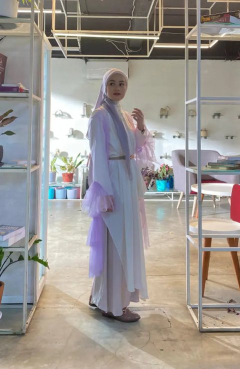Gaun Long Dress Simpel Anggun ala Dinda Hauw (sumber: suara.com)