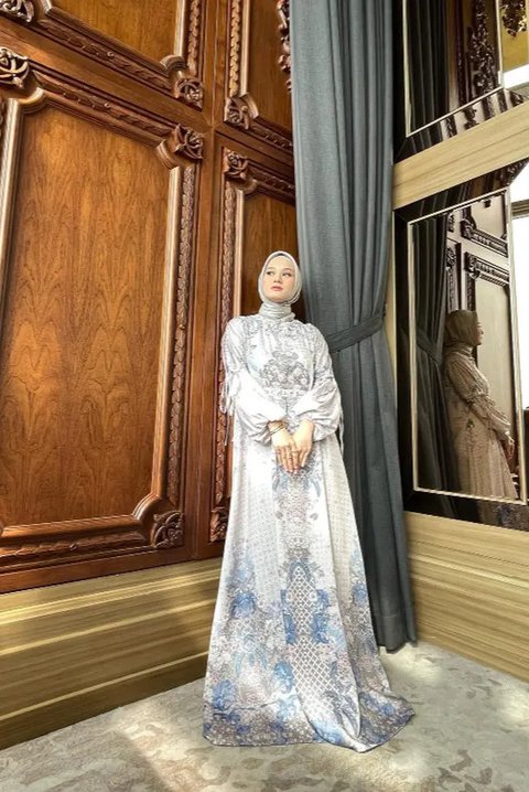 Gaun Long Dress Simpel Anggun ala Dinda Hauw (sumber: suara.com)