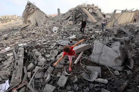 Seorang anak perempuan Palestina mencari jalan di antara reruntuhan bangunan yang dihantam serangan Israel di kamp pengungsi Bureij, Jalur Gaza tengah pada 10 Juli 2025. (Eyad BABA/AFP)