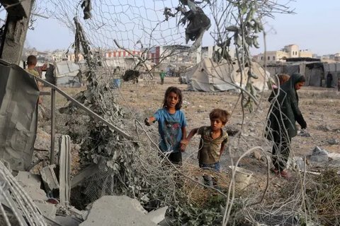 Serangan Israel yang menghancurkan sebagian besar wilayah Gaza menyebabkan sejumlah krisis, termasuk kesehatan anak dan kelaparan. Perserikatan Bangsa Bangsa (PBB) menyebut, kini, 80% wilayah Gaza telah menjadi zona militer Israel---sebuah situasi yang memaksa penduduk Gaza berpindah ke kawasan pengungsian. (Eyad BABA/AFP)