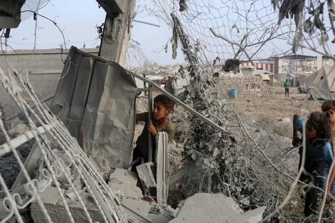 Di sisi lain, beberapa rumah sakit yang masih beroperasi di Gaza berada pada kondisi yang mengkhawatirkan. Kondisi tempat tidur yang penuh dan ketersediaan antibiotik yang terbatas, membuat rumah sakit kesulitan untuk menampung korban lonjakan. (Eyad BABA/AFP)