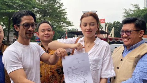 Edward Akbar kembali bertemu dengan Kimberly Ryder di Polres Metro Jakarta Selatan, Jumat (11/7/2025). (Liputan6.com/M Altaf Jauhar)