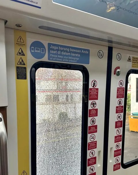 Penampakan pintu kereta rel listrik (KRL) impor asal China terkena lemparan batu pada Jumat (11/7/2025), pukul 16.05 WIB. (Dok KAI)
