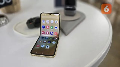 Smartphone layar lipat terbaru Samsung Galaxy Z Flip 6, hadir dengan sejumlah peningkatan. Kini Galaxy Z Flip 6 sudah bisa dipesan di Indonesia melalui pre-order (Liputan6.com/ Agustin Setyo