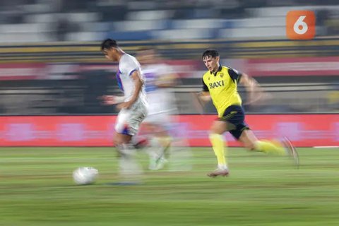 Irfan Fandi (kiri) ditarik bajunya oleh pemain Oxford United pada final Piala Presiden 2025 di Stadion Si Jalak Harupat, Kabupaten Bandung, pada Minggu (13/7/2025) malam WIB. (Bo