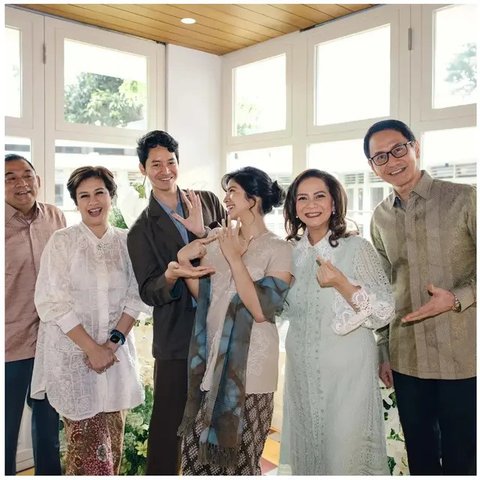 Penampilan awet muda Addie MS dan Memes di momen lamaran Tristan Juliano. (sumber: Instagram/memes605)