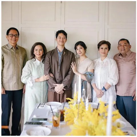 Penampilan awet muda Addie MS dan Memes di momen lamaran Tristan Juliano. (sumber: Instagram/memes605)