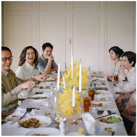 Penampilan awet muda Addie MS dan Memes di momen lamaran Tristan Juliano. (sumber: Instagram/memes605)
