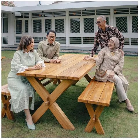 Penampilan awet muda Addie MS dan Memes di momen lamaran Tristan Juliano. (sumber: Instagram/memes605)