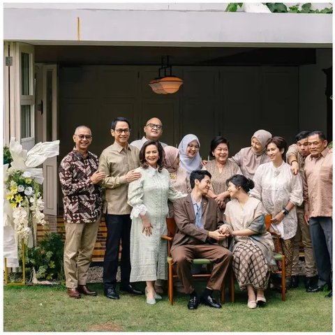 Penampilan awet muda Addie MS dan Memes di momen lamaran Tristan Juliano. (sumber: Instagram/memes605)