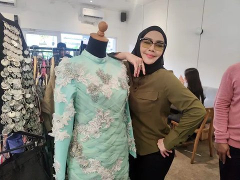 Iyeth Bustami akan melakukan lelang pakaian artis.