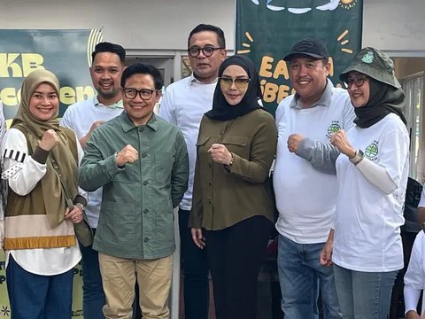 Iyeth Bustami akan melakukan lelang pakaian artis.