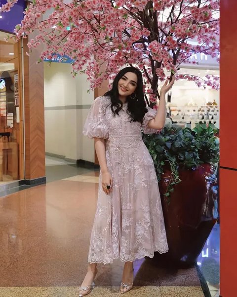 Gaya Elegan Ashanty Pakai Dress Brokat, Tampil Menawan dalam Setiap Momen (sumber: Instagram/ashanty_ash)