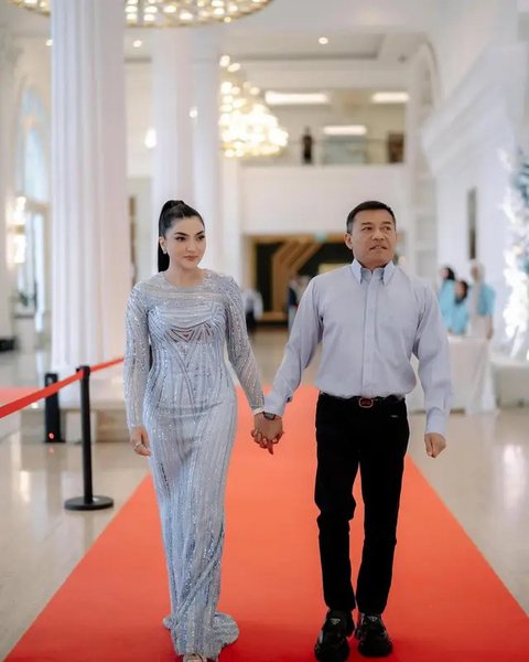 Gaya Elegan Ashanty Pakai Dress Brokat, Tampil Menawan dalam Setiap Momen (sumber: Instagram/ashanty_ash)