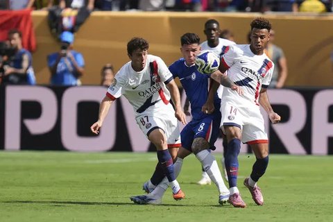 Ekspresi para pemain PSG usai kalah dari Chelsea di final Piala Dunia Antarklub 2025, Senin (14/7/2025). (AP Photo/Adam Hunger)