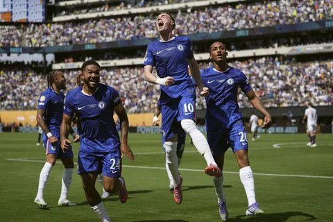 Ekspresi para pemain PSG usai kalah dari Chelsea di final Piala Dunia Antarklub 2025, Senin (14/7/2025). (AP Photo/Adam Hunger)