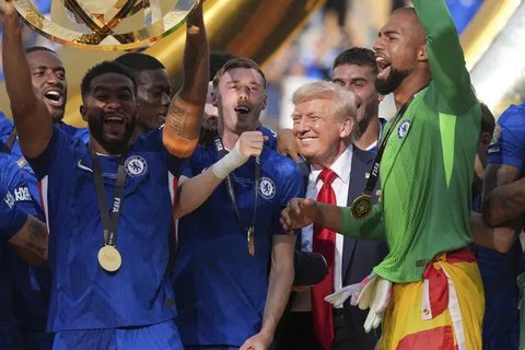 Presiden FIFA, Gianni Infantino (kanan), mengarahkan Presiden AS, Donald Trump, menjauh dari para pemain Chelsea yang merayakan kemenangan setelah mereka memenangkan pertandingan final Pia