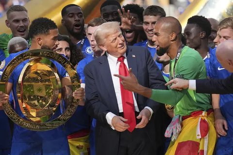 Presiden FIFA, Gianni Infantino (kanan), mengarahkan Presiden AS, Donald Trump, menjauh dari para pemain Chelsea yang merayakan kemenangan setelah mereka memenangkan pertandingan final Pia