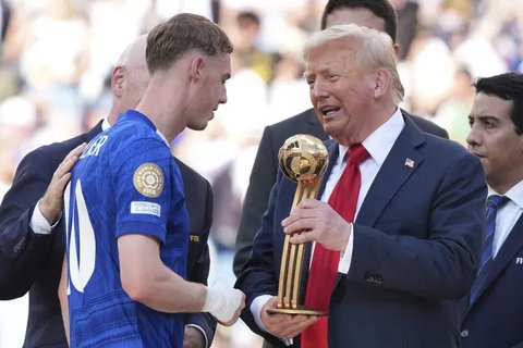 Presiden FIFA, Gianni Infantino (kanan), mengarahkan Presiden AS, Donald Trump, menjauh dari para pemain Chelsea yang merayakan kemenangan setelah mereka memenangkan pertandingan final Pia