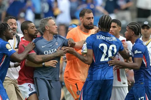 Pelatih PSG, Luis Enrique (kanan) pada laga melawan Real Madrid di Piala Dunia Antarklub 2025. (FRANCK FIFE / AFP)