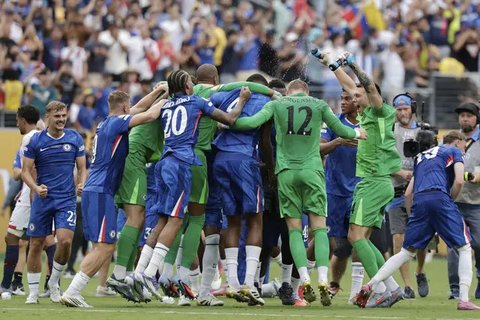 Pelatih PSG, Luis Enrique (kanan) pada laga melawan Real Madrid di Piala Dunia Antarklub 2025. (FRANCK FIFE / AFP)