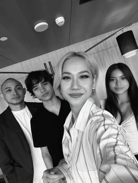 Intip Potret BCL Makan Siang Bareng Anak dan Suami, Sosok Perempuan Muda Bareng Noah Curi Perhatian (sumber: Instagram/itsmebcl)