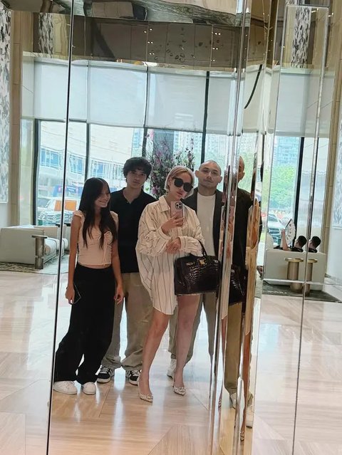 Intip Potret BCL Makan Siang Bareng Anak dan Suami, Sosok Perempuan Muda Bareng Noah Curi Perhatian (sumber: Instagram/itsmebcl)