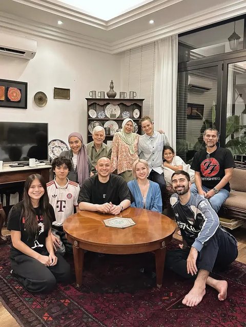 Intip Potret BCL Makan Siang Bareng Anak dan Suami, Sosok Perempuan Muda Bareng Noah Curi Perhatian (sumber: Instagram/itsmebcl)