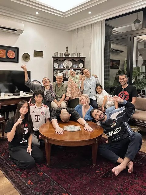 Intip Potret BCL Makan Siang Bareng Anak dan Suami, Sosok Perempuan Muda Bareng Noah Curi Perhatian (sumber: Instagram/itsmebcl)