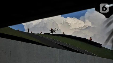 Pekerja menyelesaikan perawatan gedung kura-kura DPR RI di kompleks Parlemen Senayan, Jakarta, Senin (7/11/2022). Dengan tambahan 3,59 juta tersebut total penerima bantuan subsidi upah (BSU)