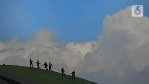 Pekerja menyelesaikan perawatan gedung kura-kura DPR RI di kompleks Parlemen Senayan, Jakarta, Senin (7/11/2022). Dengan tambahan 3,59 juta tersebut total penerima bantuan subsidi upah (BSU)