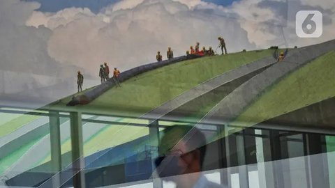 Pekerja menyelesaikan perawatan gedung kura-kura DPR RI di kompleks Parlemen Senayan, Jakarta, Senin (7/11/2022). Dengan tambahan 3,59 juta tersebut total penerima bantuan subsidi upah (BSU)