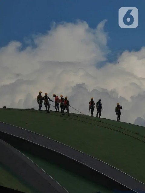 Pekerja menyelesaikan perawatan gedung kura-kura DPR RI di kompleks Parlemen Senayan, Jakarta, Senin (7/11/2022). Dengan tambahan 3,59 juta tersebut total penerima bantuan subsidi upah (BSU)