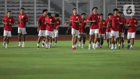Pemain Timnas Indonesia U-23 mengikuti sesi latihan resmi jelang laga perdana ASEAN U-23 Championship 2025 melawan Brunei Darussalam di Stadion Madya, Kompleks Gelora Bung Karno, Senayan, Jakarta, Senin (14/7/2025). (Liputan6.com/Helmi Fithriansyah)