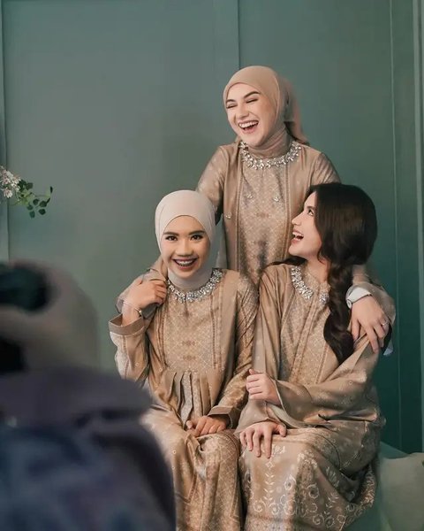 Gaya Pemotretan Irish Bella dengan Dua Anak Sambung (Foto: Instagram @_irishbella_)