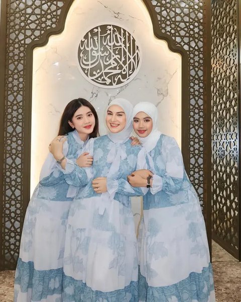 Gaya Pemotretan Irish Bella dengan Dua Anak Sambung (Foto: Instagram @_irishbella_)