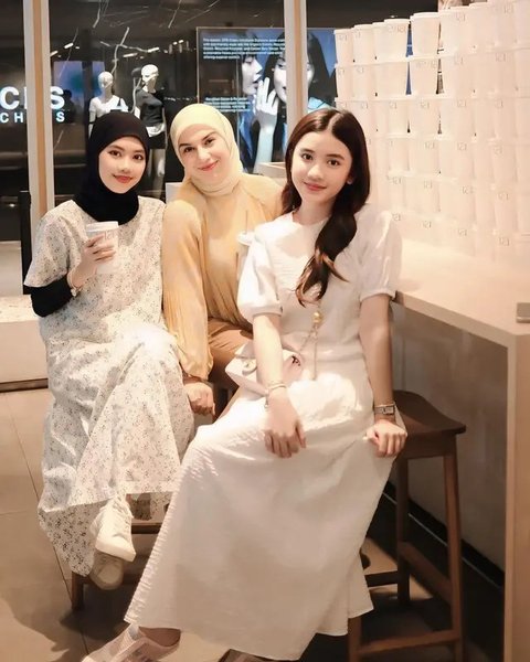 Gaya Pemotretan Irish Bella dengan Dua Anak Sambung (Foto: Instagram @_irishbella_)