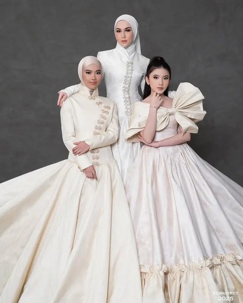 Gaya Pemotretan Irish Bella dengan Dua Anak Sambung (Foto: Instagram @_irishbella_)
