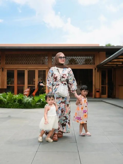 Intip Gaya Aurel Hermansyah di Potret Terbarunya, Tampil Stylish dan Anggun di Kafe Ternama Jakarta (sumber: Instagram/aurelie.hermansyah)
