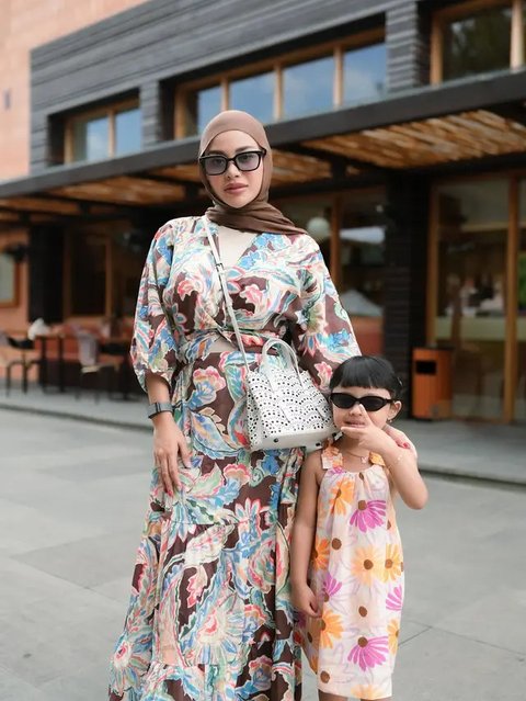 Intip Gaya Aurel Hermansyah di Potret Terbarunya, Tampil Stylish dan Anggun di Kafe Ternama Jakarta (sumber: Instagram/aurelie.hermansyah)