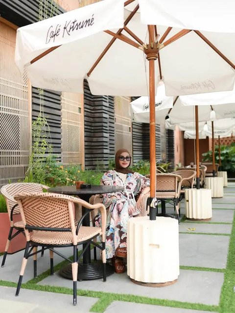 Intip Gaya Aurel Hermansyah di Potret Terbarunya, Tampil Stylish dan Anggun di Kafe Ternama Jakarta (sumber: Instagram/aurelie.hermansyah)
