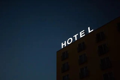 Ilustrasi hotel. (Image by kstudio on Freepik)